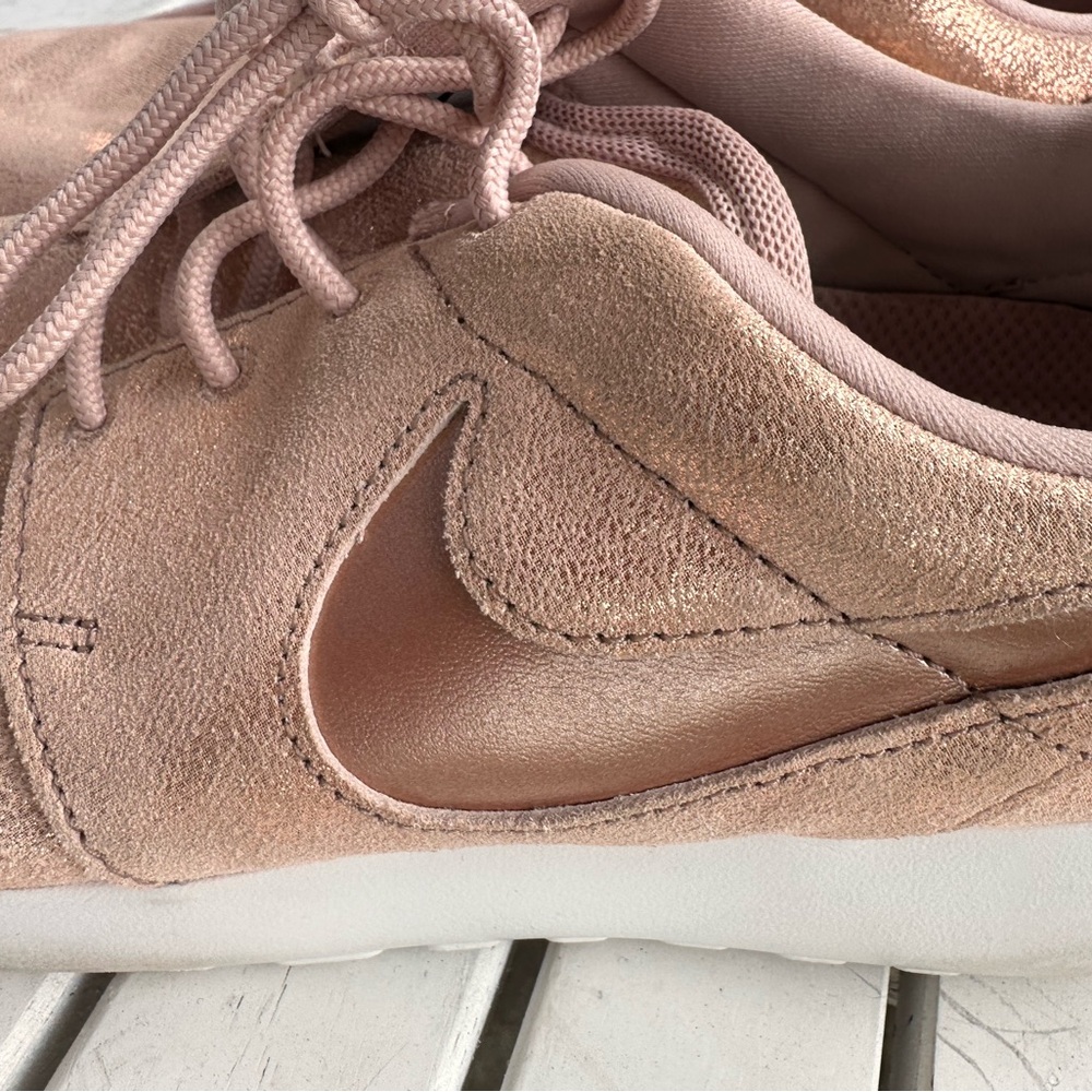 Nike rare rose gold shoes